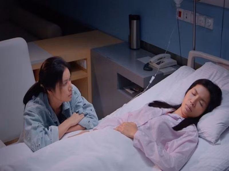 Trong phim, cô đóng 2 vai chị em song sinh là Mây và Lá. Nếu như Mây thùy mị, hiền lành thì Lá lại ngổ ngáo, ngang ngược. Khi Mây bị bệnh trong lúc thi hoa hậu, Lá thay em đi thi để tìm cơ hội đổi đời cho cả hai. Từ đây, nhân vật của Minh Tú phải đối mặt với những chiêu trò chơi xấu của đối thủ.