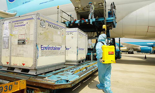 Vaccine COVID-19 cua AstraZeneca da duoc van chuyen toi Ha Noi