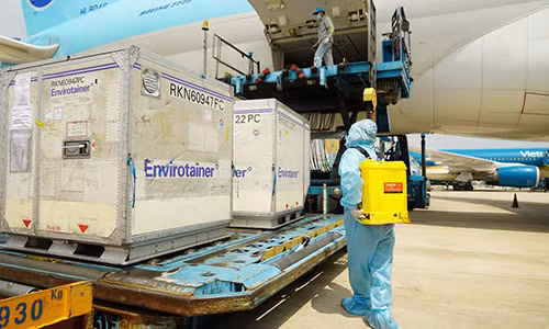 Vaccine COVID-19 cua AstraZeneca da duoc van chuyen toi Ha Noi