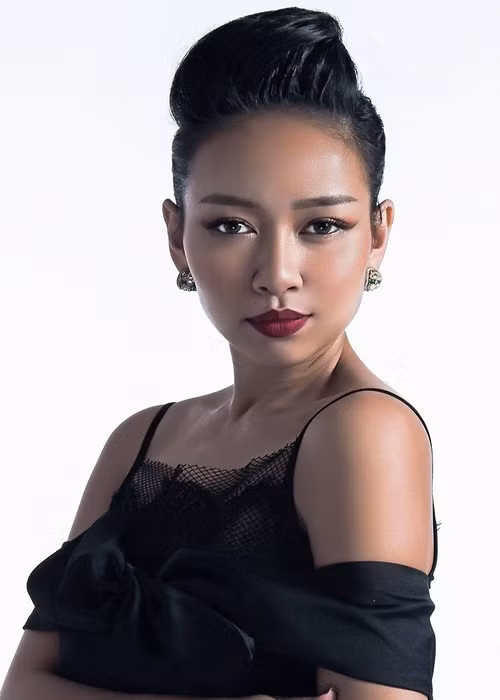 Cô chia sẻ: “Tôi đơ hết cảm xúc trong một thời gian khá dài dù hiểu rằng chuyện đã rồi. Sau đó tôi về Australia dự đám tang của anh. Đau buồn là dĩ nhiên nhưng vẫn phải tỉnh táo để tiếp tục sống và làm việc nữa”.