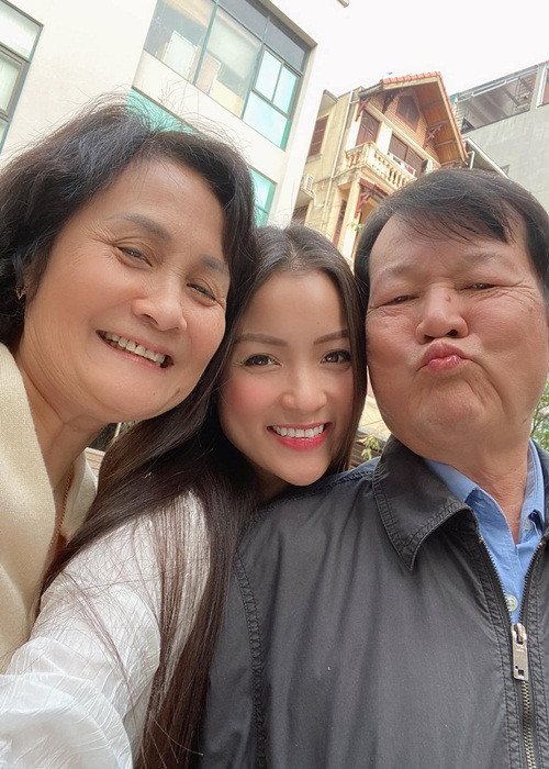 Thủy Top khoe hình ảnh bên bố mẹ. Gia đình của cô không chỉ giàu có mà còn có truyền thống học tập. Bố của Thủ Top là PGS.TS Huỳnh Bá Kỹ Thuật, giảng viên của Đại học Xây dựng Hà Nội. Mẹ cô công tác trong lĩnh vực sư phạm.