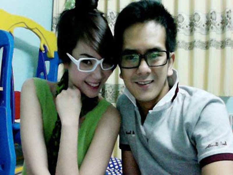 Năm 2008, Hùng Thuận kết hôn với Thanh Vân. Cả hai có một cậu con trai chung. Đến năm 2013, nam diễn viên ly hôn. Con trai của Hùng Thuận sống với mẹ. Hùng Thuận tiết lộ lý do hôn nhân tan vỡ: "Trong hôn nhân, tôi là người ích kỷ. Lúc đó, tôi không biết phải yêu thương vợ mình thế nào. Đến khi con trai ra đời, tôi mới yêu vợ thật sự. Ngay lúc tình cảm dành cho vợ rất nhiều thì công việc của tôi không có. Tôi trở nên tự ti, ích kỷ và cáu gắt với vợ. Tôi đã làm vụt mất tình yêu và sụp đổ mái nhà của mình". Ảnh: Dân Việt