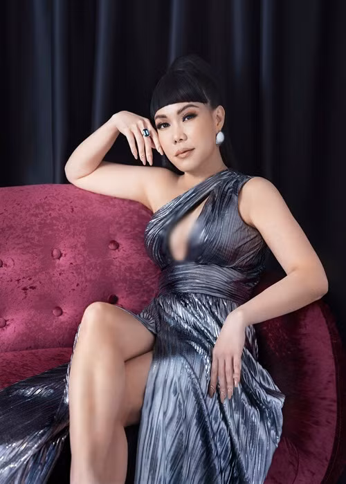 Việt Hương có chiều cao khiêm tốn nhất nhì Vbiz song cô khéo chọn trang phục để đẹp hút mắt.