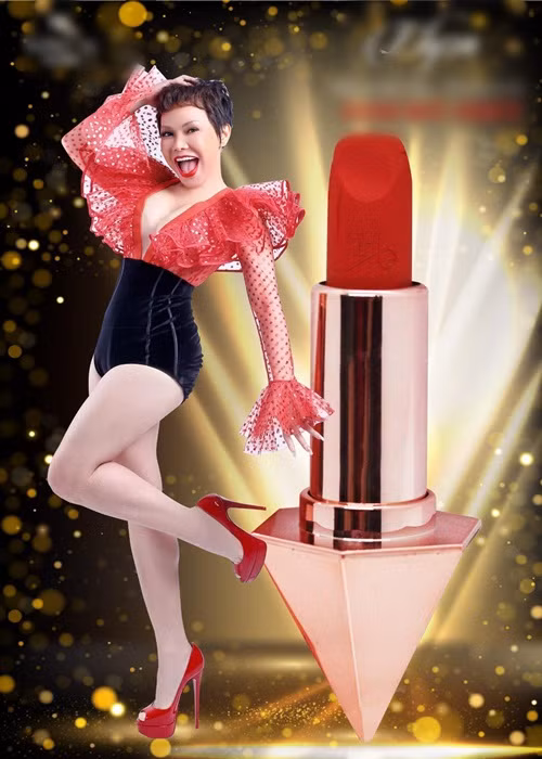 Bước sang tuổi 45, nữ nghệ sĩ hài không ngại mặc trang phục o ép vòng một.