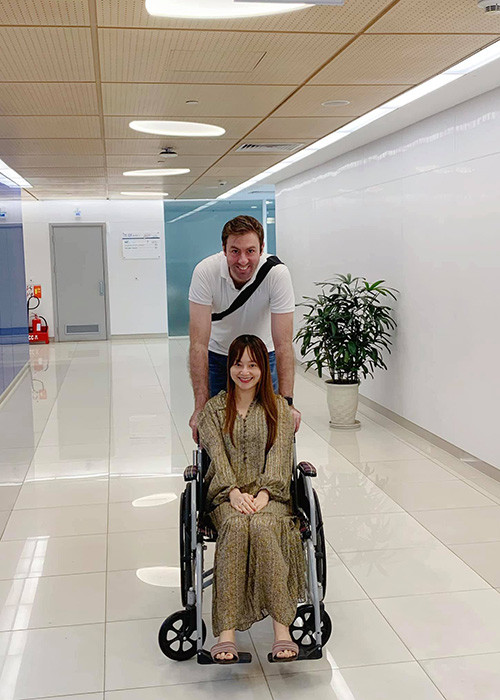 Khi Lan Phương đóng "Bố già", ông xã ngoại quốc của cô khuyên cô vào Sài Gòn một mình để giữ sức đóng phim, còn anh sẽ ở nhà chăm sóc con gái.