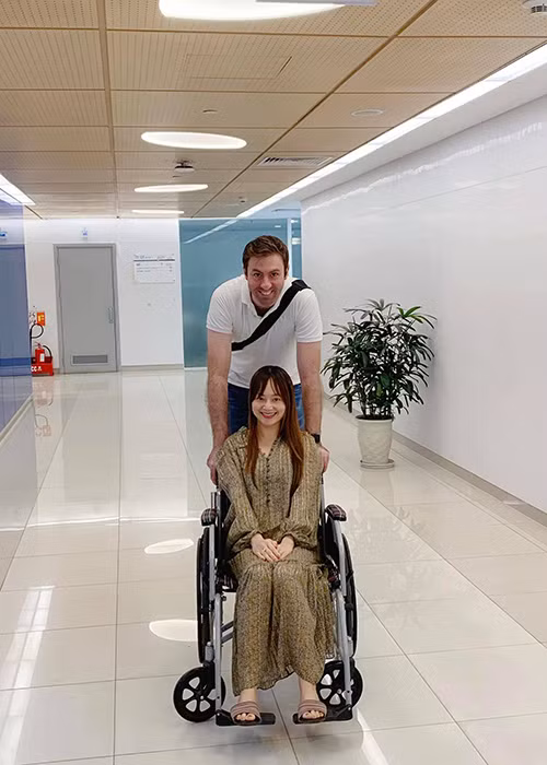 Khi Lan Phương đóng "Bố già", ông xã ngoại quốc của cô khuyên cô vào Sài Gòn một mình để giữ sức đóng phim, còn anh sẽ ở nhà chăm sóc con gái.