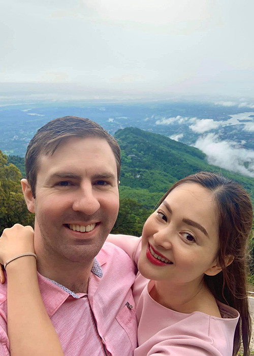 Nữ diễn viên phim "Bố già" chia sẻ: "Khi chồng tôi ở nhà, anh sẽ giúp vợ chăm con, ví dụ thấy tôi mệt hay dậy sớm nhiều ngày liền, anh sẽ bảo tôi ngủ tiếp còn anh dậy sớm trông con".