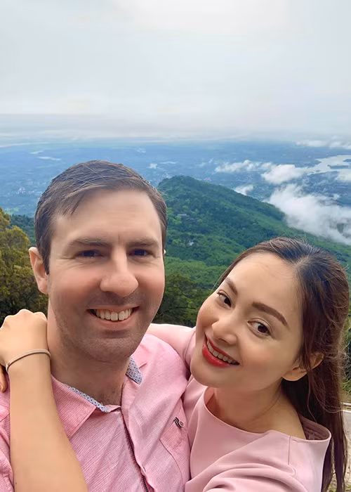 Nữ diễn viên phim "Bố già" chia sẻ: "Khi chồng tôi ở nhà, anh sẽ giúp vợ chăm con, ví dụ thấy tôi mệt hay dậy sớm nhiều ngày liền, anh sẽ bảo tôi ngủ tiếp còn anh dậy sớm trông con".