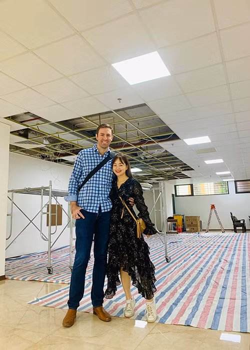 Ông xã của Lan Phương có chiều cao 2m, đến từ Anh, không hoạt động nghệ thuật và hết mực yêu vợ thương con.