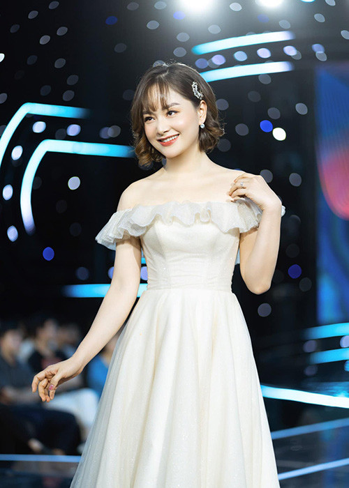 Lấy chồng và qua một lần sinh nở, Lan Phương vẫn trẻ trung, gợi cảm. Hiện tại, cô bước sang tuổi 38.