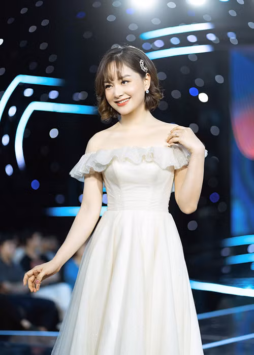 Lấy chồng và qua một lần sinh nở, Lan Phương vẫn trẻ trung, gợi cảm. Hiện tại, cô bước sang tuổi 38.