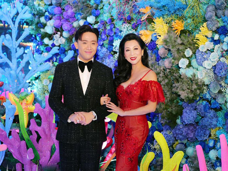 Nữ MC hải ngoại luôn rạng rỡ khi xuất hiện.