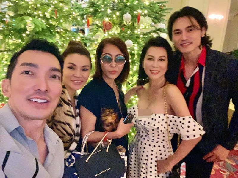 Hình ảnh Kỳ Duyên tự tin mặc váy trễ vai gợi cảm dù ở tuổi 56.