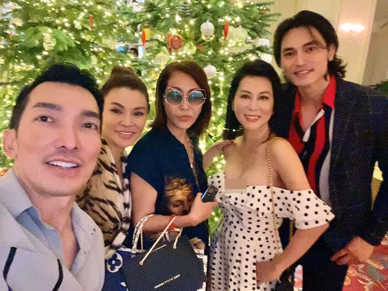 Hình ảnh Kỳ Duyên tự tin mặc váy trễ vai gợi cảm dù ở tuổi 56.