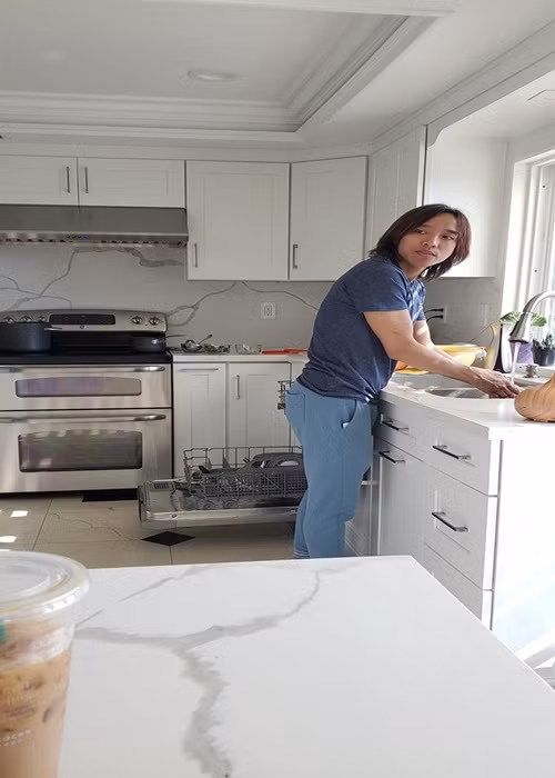 Hoài Phương có cuộc sống bình dị ở bên Mỹ. Vì không thuê người giúp việc nên anh tự tay làm mọi việc nhà từ rửa bát, nấu ăn, dọn dẹp mỗi khi vợ vắng nhà.