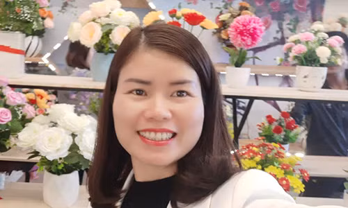 Nguoi quay clip be gai 2 tuoi roi tang 12A chung cu ke lai phut kinh hoang-Hinh-2