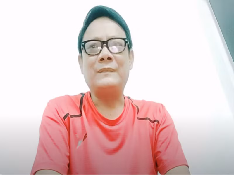 Đến sáng ngày 23/3, Tấn Hoàng lên máy bay. 15 phút sau đó, anh khó thở và ngất xỉu, nằm gục trên vai một hành khách. Trên máy bay, Tấn Hoàng được thở bình oxy. Sau đó, anh được nhập viện. Bác sĩ cho biết anh bị men gan cao, huyết áp thấp. Ảnh: Dân Việt