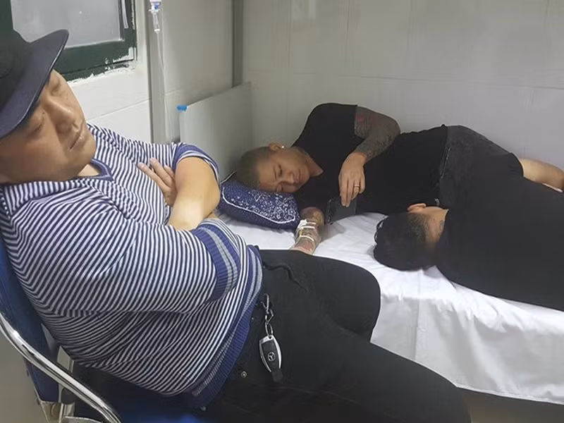 Năm 2017, nam ca sĩ Tuấn Hưng bị ngất xỉu bởi sau đêm nhạc ở Lào Cai, anh lái xe trở về Hà Nội để tham gia hát tại quán bar. Trước khi nhập viện, anh liên tục chạy show. Năm 2015, Tuấn Hưng cũng từng được đưa vào bệnh viện cấp cứu ngay sau buổi diễn ở Đức. Anh bị ngất sau khi làm việc quá sức và ăn uống không đầy đủ.