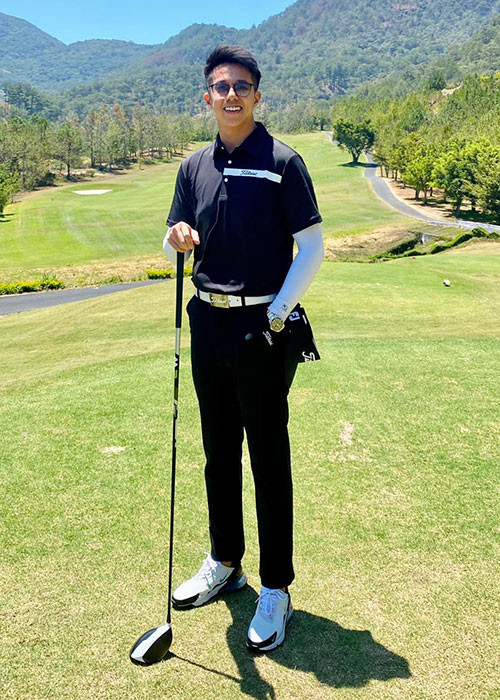 Gần đây, Hương Giang- Matt Liu vướng nghi vấn tình cảm rạn nứt sau chia sẻ đầy ẩn ý "mệt mỏi thì nhẹ nhàng buông" của nữ ca sĩ. Đối mặt với tin đồn, cả hai người trong cuộc đều chọn cách giữ im lặng. Mới nhất, Matt Liu đăng tải hình ảnh đi chơi golf.