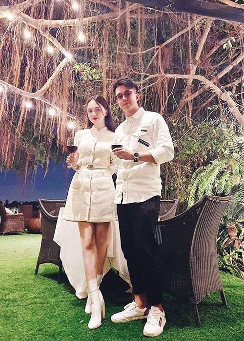 Vào ngày 8/3, nam doanh nhân gửi lời chúc mừng đến mẹ ruột và em gái. Anh bị cư dân mạng nhắc nhở vì không đề cập đến Hương Giang.