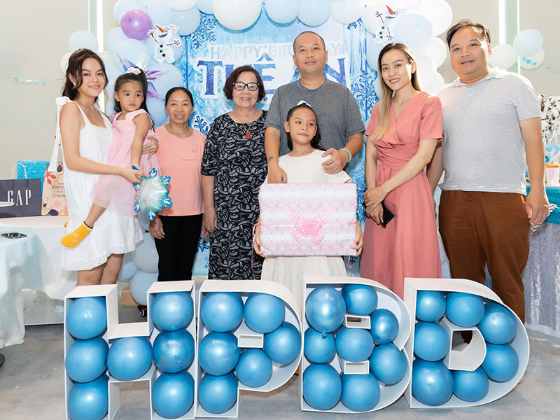 Sau cuộc hôn nhân tan vỡ, Quang Huy sống càng kín tiếng. Anh rất hạn chế chia sẻ cuộc sống trên mạng xã hội lẫn truyền thông.