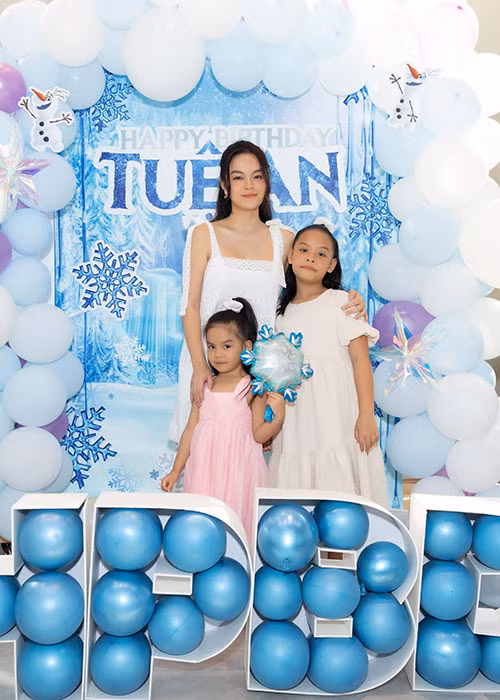 Phạm Quỳnh Anh tâm sự ngày con gái út đón tuổi mới: "Tuệ An 4 tuổi. Yêu con gái nhiều lắm, em bé mùa xuân của mẹ. Chúc con gái luôn xinh đẹp, bình an trong sự thương yêu của cả gia đình".