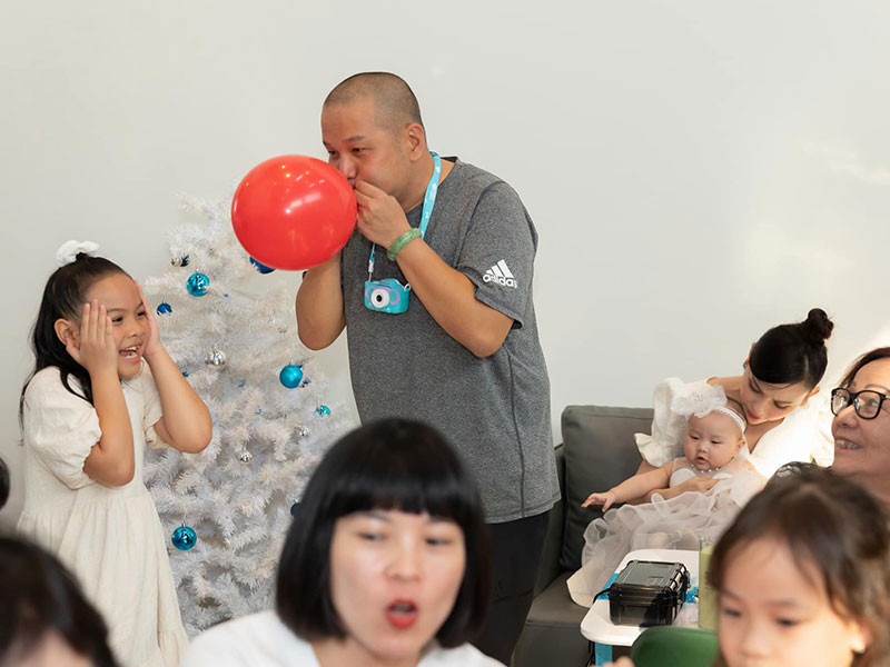 Bé Tuệ Lâm - con gái đầu của Phạm Quỳnh Anh và Quang Huy tỏ ra rất quấn bố.