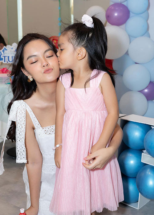 Phạm Quỳnh Anh cũng không hé lộ quá nhiều về chuyện tình cảm hậu ly hôn nhưng thường xuyên đăng tải hình ảnh đời thường bên hai con gái.