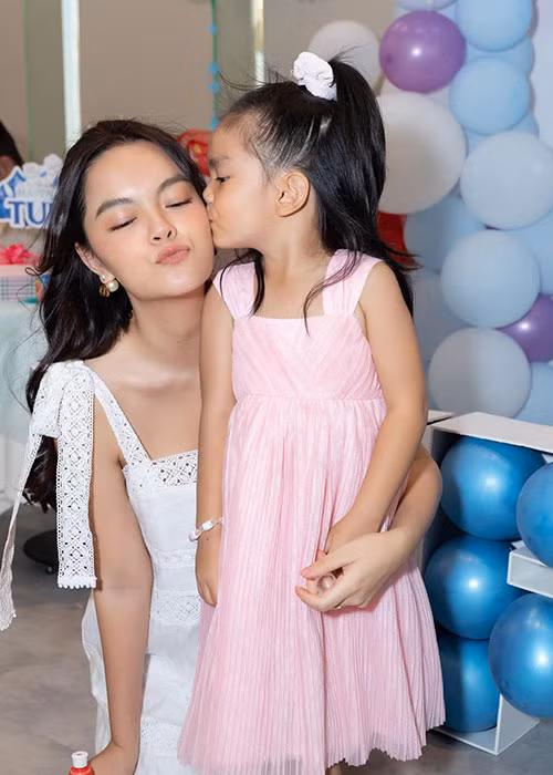 Phạm Quỳnh Anh cũng không hé lộ quá nhiều về chuyện tình cảm hậu ly hôn nhưng thường xuyên đăng tải hình ảnh đời thường bên hai con gái.