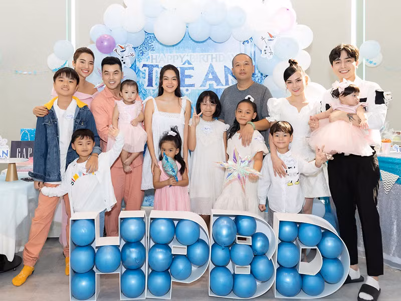 Sau khi ly hôn, Phạm Quỳnh Anh và Quang Huy thường hội ngộ để tổ chức tiệc sinh nhật cho hai cô con gái hoặc các dịp lễ Tết.