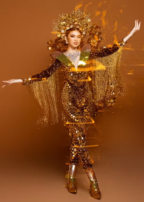 Bộ quốc phục của Ngọc Thảo bao gồm phần mấn, boots, bodysuit và phần cánh. NTK Tín Thái chia sẻ, chiếc mấn được cách điệu bởi hình tượng nhành cây và rừng hoa. Phần boots được đính bởi hàng nghìn chiếc lá óng ánh.