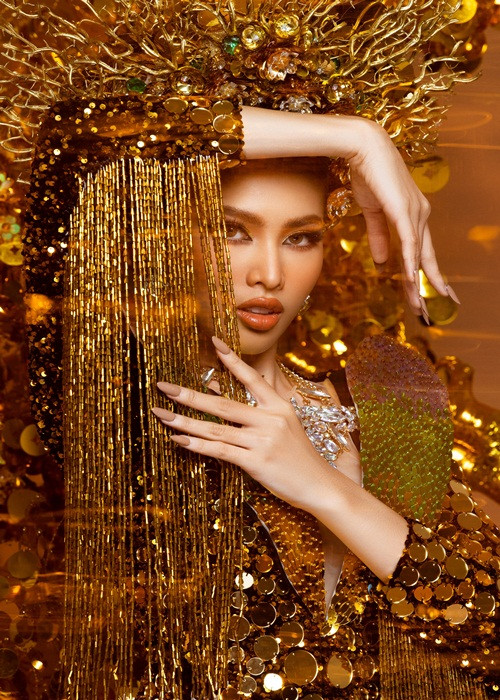 Điểm độc đáo của bộ trang phục nằm ở cây bonsai được cách điệu từ phần cánh.