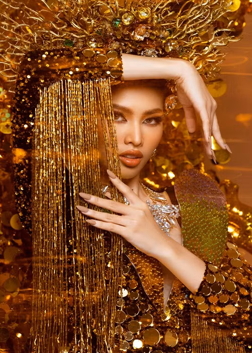 Điểm độc đáo của bộ trang phục nằm ở cây bonsai được cách điệu từ phần cánh.