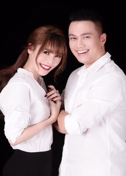 Năm 2018, lùm xùm Quế Vân - Việt Anh làm nóng showbiz Việt. Sau bức ảnh bên Việt Anh được Quế Vân đăng tải, trên mạng xã hội xuất hiện clip Việt Anh lau nước mắt cho Quế Vân, tiếp đó bà xã lúc đó của Việt Anh viết dòng trạng thái được cho là dằn mặt Quế Vân. Ảnh: Dân Việt