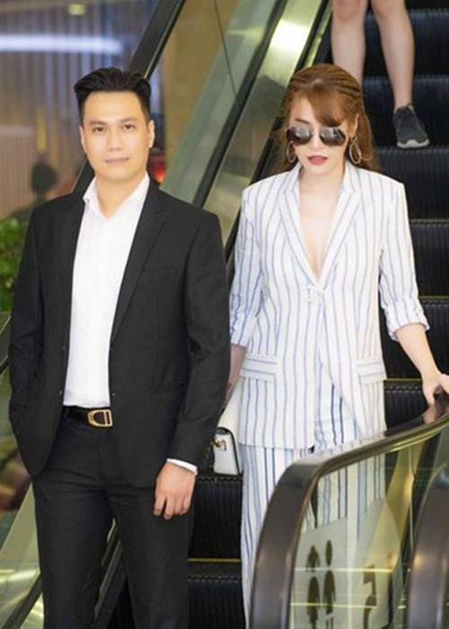 Sau ồn ào, Quế Vân và Việt Anh sánh đôi bên nhau đi xem phim. Không chỉ lái xe chở Quế Vân, Việt Anh còn vui vẻ chụp ảnh tình cảm, trò chuyện như chưa hề có scandal tình cảm. Dù nhận được sự chú ý khi xuất hiện nhưng Việt Anh và Quế Vân đều khiến dư luận ngán ngẩm. Ảnh: Khám phá