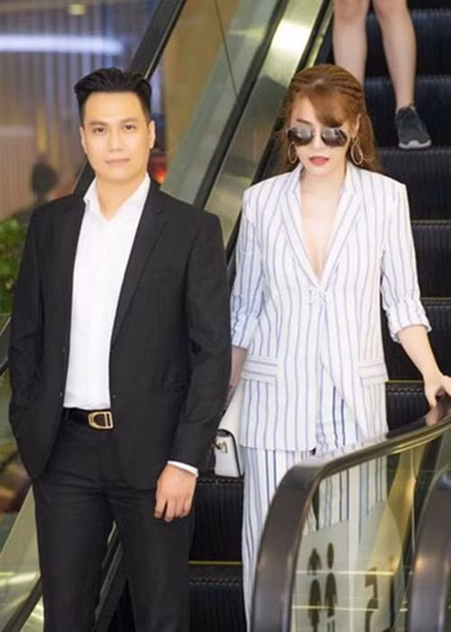 Sau ồn ào, Quế Vân và Việt Anh sánh đôi bên nhau đi xem phim. Không chỉ lái xe chở Quế Vân, Việt Anh còn vui vẻ chụp ảnh tình cảm, trò chuyện như chưa hề có scandal tình cảm. Dù nhận được sự chú ý khi xuất hiện nhưng Việt Anh và Quế Vân đều khiến dư luận ngán ngẩm. Ảnh: Khám phá