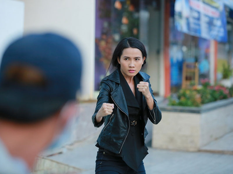 Vai diễn được chú ý nhất của cô cho đến nay là nữ cảnh sát Ngân trong “Hoa hồng thép”. Với vai diễn này, cô lọt top 5 vòng bầu chọn giải Mai Vàng ở hạng mục "Nữ diễn viên điện ảnh, truyền hình được yêu thích nhất". Ảnh: Đời sống pháp luật