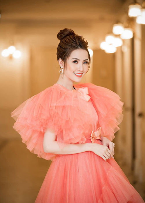 Ở dự án “Kiều @”, trước khi phim ra mắt, Phan Thị Mơ đã bị chê quay cảnh tắm tiên lộ nửa ngực nhạy cảm. Trước những ý kiến trái chiều, cô chia sẻ trên Pháp luật &amp; bạn đọc, ranh giới giữa cảnh quay nghệ thuật và phản cảm kỳ thực rất mong manh, cũng tùy cảm quan của mọi người.