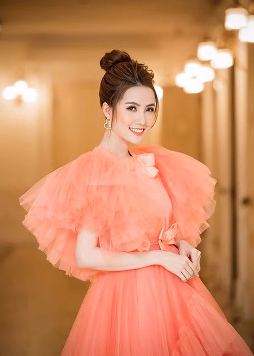 Ở dự án “Kiều @”, trước khi phim ra mắt, Phan Thị Mơ đã bị chê quay cảnh tắm tiên lộ nửa ngực nhạy cảm. Trước những ý kiến trái chiều, cô chia sẻ trên Pháp luật &amp; bạn đọc, ranh giới giữa cảnh quay nghệ thuật và phản cảm kỳ thực rất mong manh, cũng tùy cảm quan của mọi người.