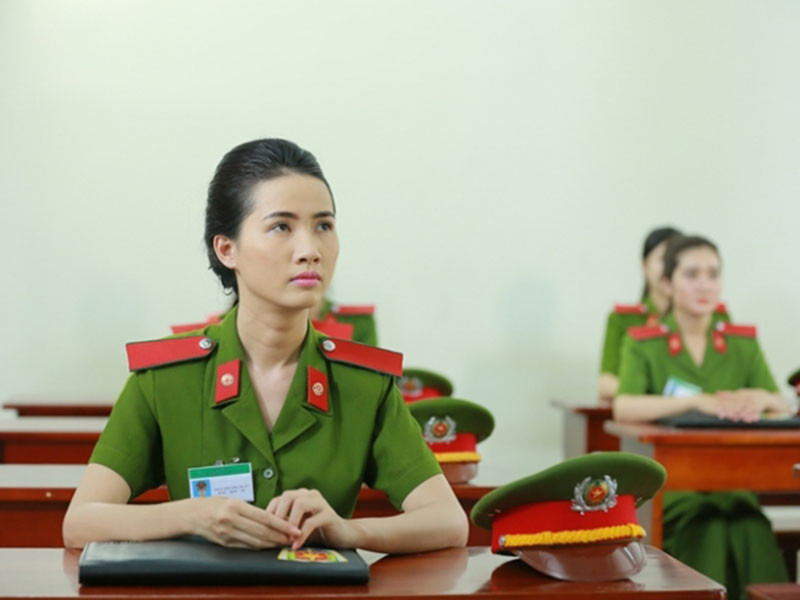 Phan Thị Mơ không chỉ chăm thi nhan sắc mà còn thử sức ở lĩnh vực phim ảnh. Năm 2012, cô chạm ngõ điện ảnh bằng một vai diễn nhỏ trong "Ngôi nhà trong hẻm". Sau đó, cô đóng “Hoa hồng thép”, “Vợ ơi, mình đi đâu thế?”, “Chàng mập nghĩa tình”, “Ngoại tình với vợ”, “Hồ sơ lửa - Mật danh D9". Ảnh: Pháp luật plus