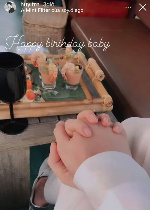 Sinh nhật Ngô Thanh Vân, Huy Trần đăng tải hình ảnh nắm tay nàng đả nữ kèm lời chúc mừng.