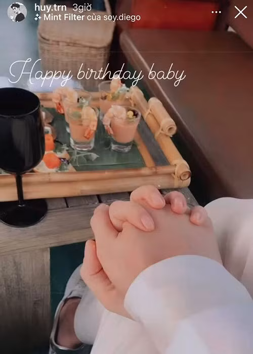 Sinh nhật Ngô Thanh Vân, Huy Trần đăng tải hình ảnh nắm tay nàng đả nữ kèm lời chúc mừng.