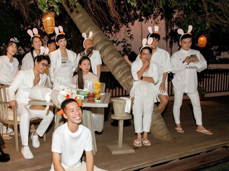 "Tôi rất là hạnh phúc. Tôi có Huy, tôi rất hạnh phúc. Thật sự Huy làm cho tôi rất là vui và tôi cũng cảm thấy rất là hạnh phúc. Nhưng trong lòng tôi vẫn buồn vì cứ nghĩ nếu không có bạn bè làm sao tôi có thể sống nữa", Ngô Thanh Vân nói.