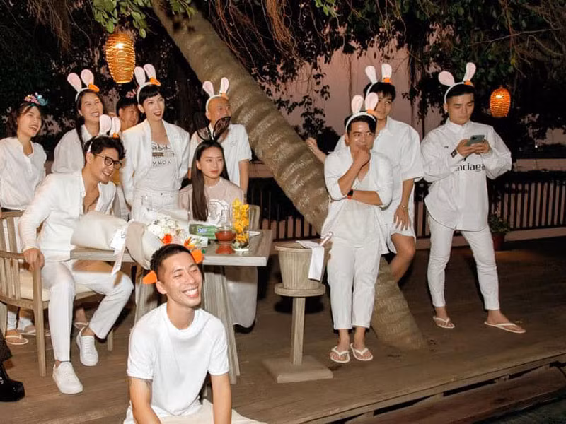 "Tôi rất là hạnh phúc. Tôi có Huy, tôi rất hạnh phúc. Thật sự Huy làm cho tôi rất là vui và tôi cũng cảm thấy rất là hạnh phúc. Nhưng trong lòng tôi vẫn buồn vì cứ nghĩ nếu không có bạn bè làm sao tôi có thể sống nữa", Ngô Thanh Vân nói.