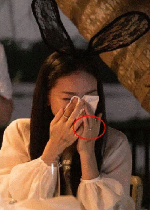 Nàng đả nữ của màn ảnh Việt lộ hình ảnh đeo nhẫn ngón áp út trong bữa tiệc đón tuổi mới. Không ít người đồn đoán, cô được tình trẻ kém tuổi cầu hôn.