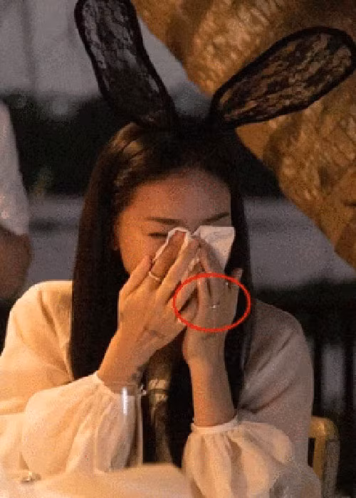 Nàng đả nữ của màn ảnh Việt lộ hình ảnh đeo nhẫn ngón áp út trong bữa tiệc đón tuổi mới. Không ít người đồn đoán, cô được tình trẻ kém tuổi cầu hôn.