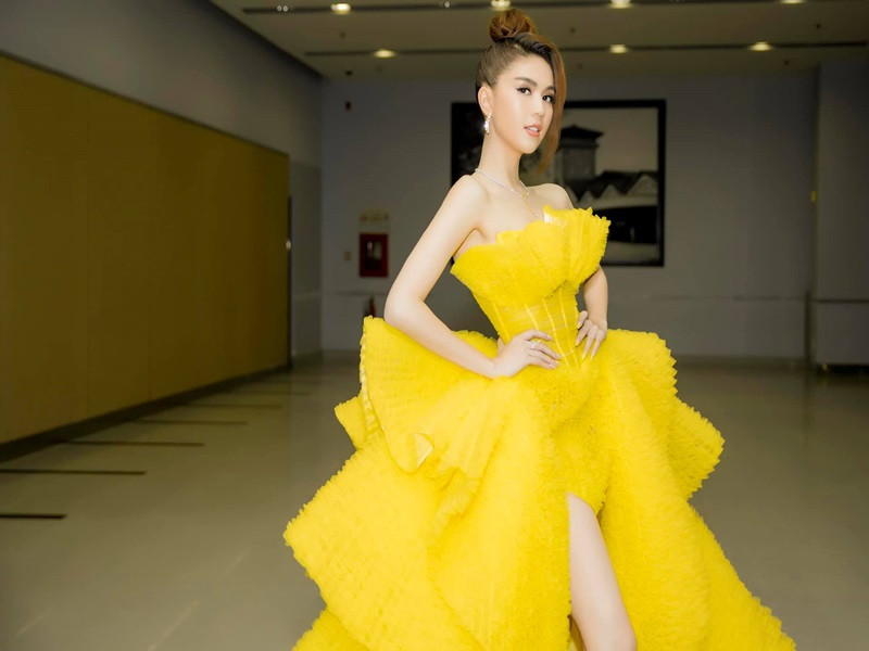 Về cuộc sống vương giả, Ngọc Trinh chia sẻ trên Saostar thu nhập chính của cô là làm CEO cho công ty và các hợp đồng quảng cáo cùng cát sê dự event rất cao. Chân dài thừa nhận, bản thân giàu nhưng không phải cái máy in tiền, tháng nào cũng vài tỷ mua đồ.