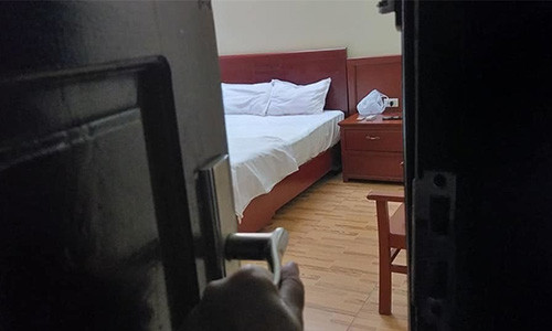 Thue tham tu theo doi, vo cay dang phat hien bi mat cua chong