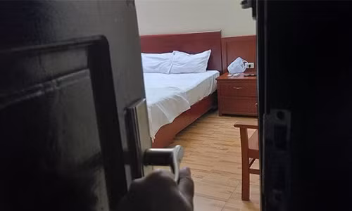 Thuê thám tử theo dõi, vợ cay đắng phát hiện bí mật của chồng Thue tham tu theo doi, vo cay dang phat hien bi mat cua chong