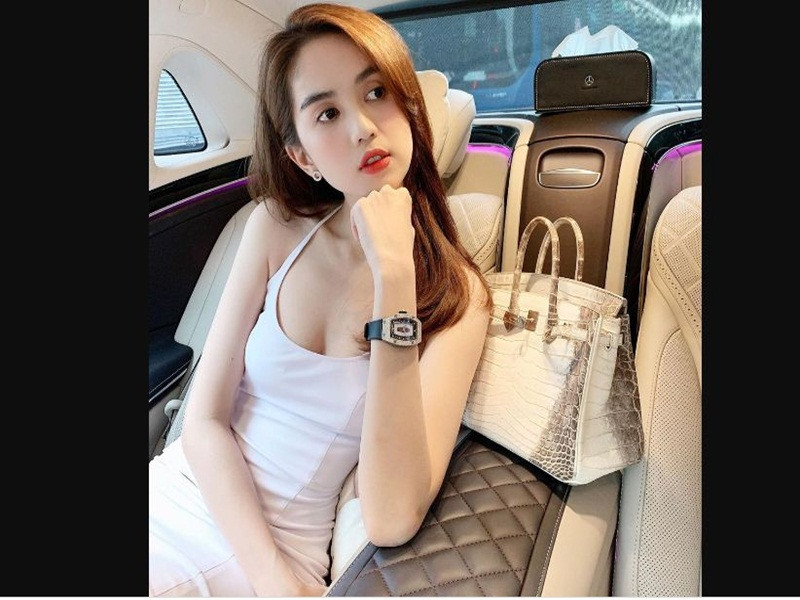 Vụ trộm mới đây là bài học cho Ngọc Trinh. Cô cho biết, đã tăng cường thuê bảo vệ chuyên nghiệp cũng như lắp tất cả hệ thống báo động đồng thời tài sản quý giá được đưa đến nơi an toàn.